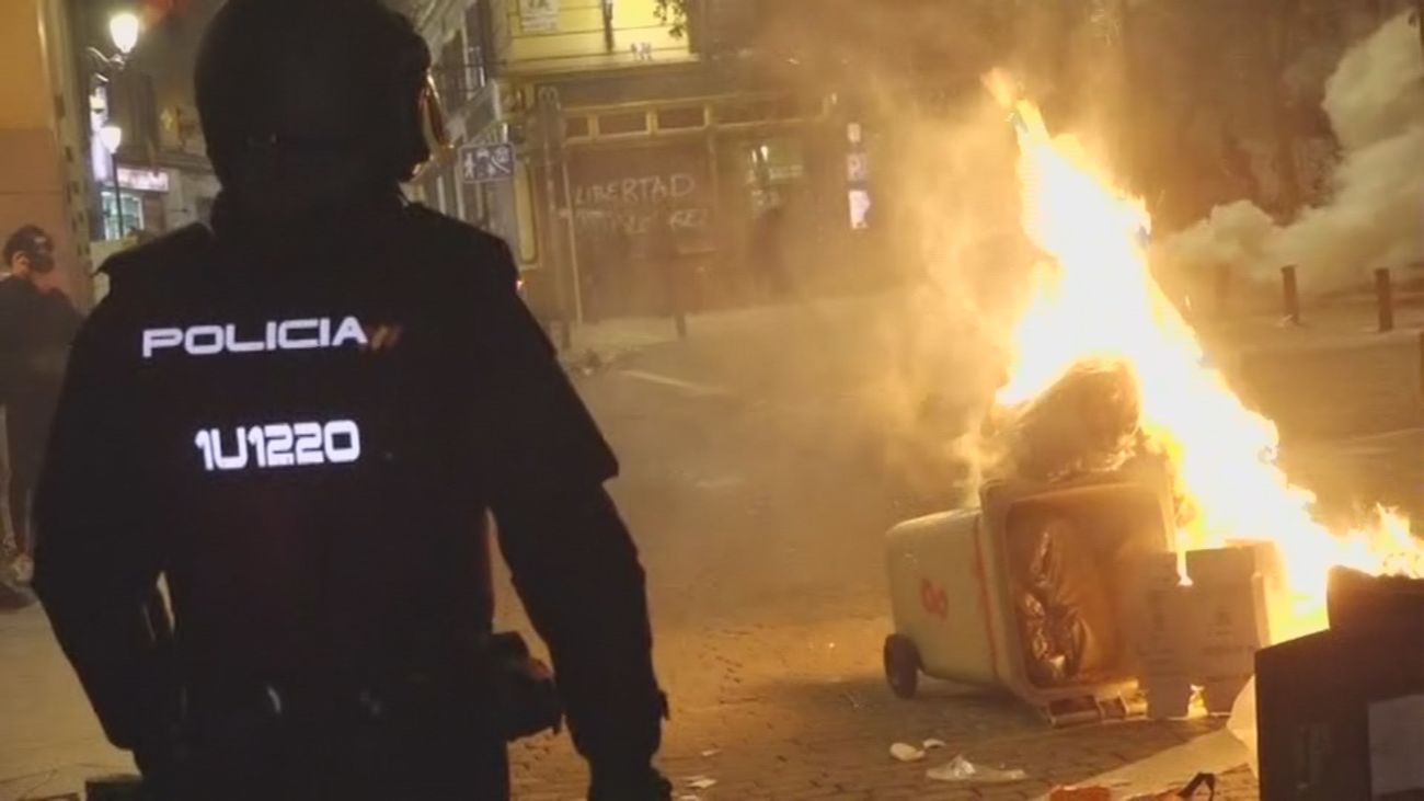 Manifestantes que apoyan a Pablo Hasel prenden fuego a contendores en el centro de Madrid
