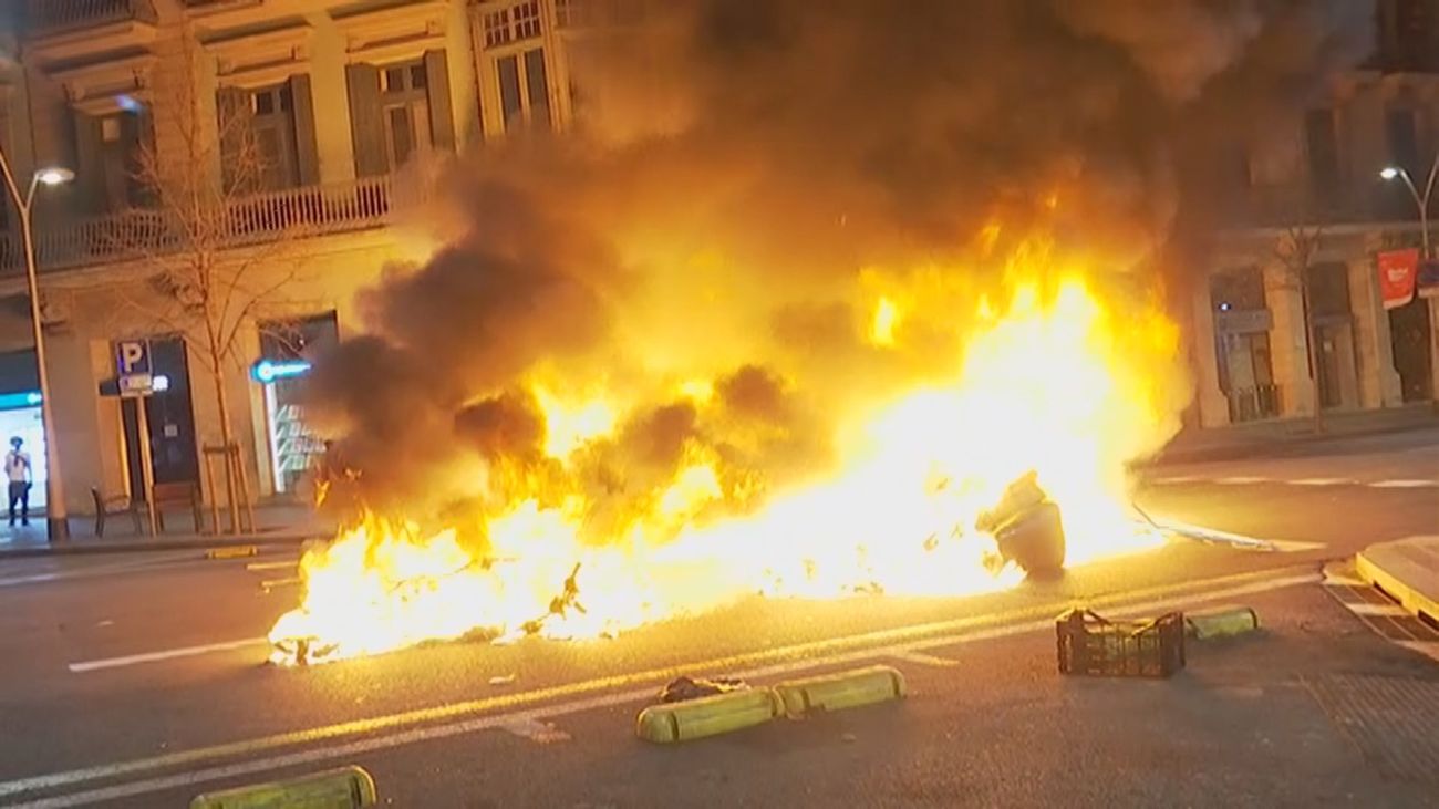 Segunda noche de incidentes en Barcelona en las concentraciones de apoyo a Pablo Hasel