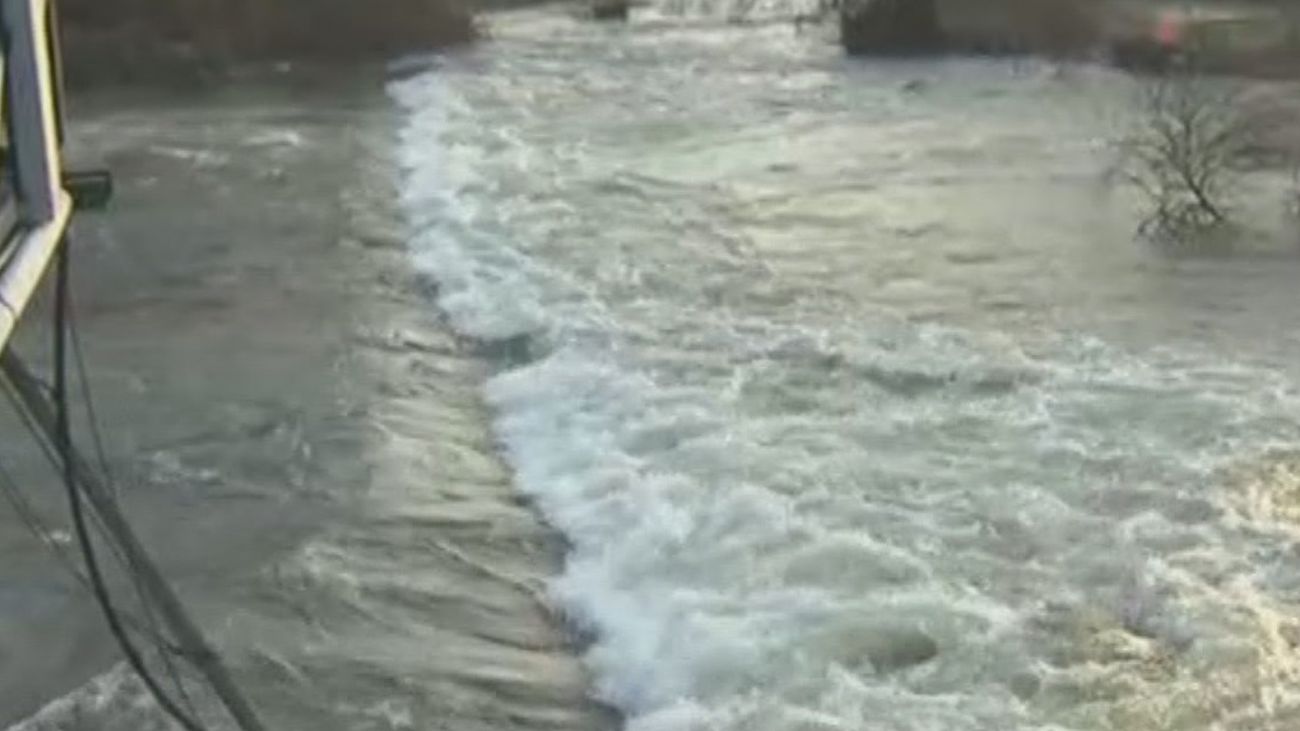 La crecida del río Jarama obliga a extremar la precaución