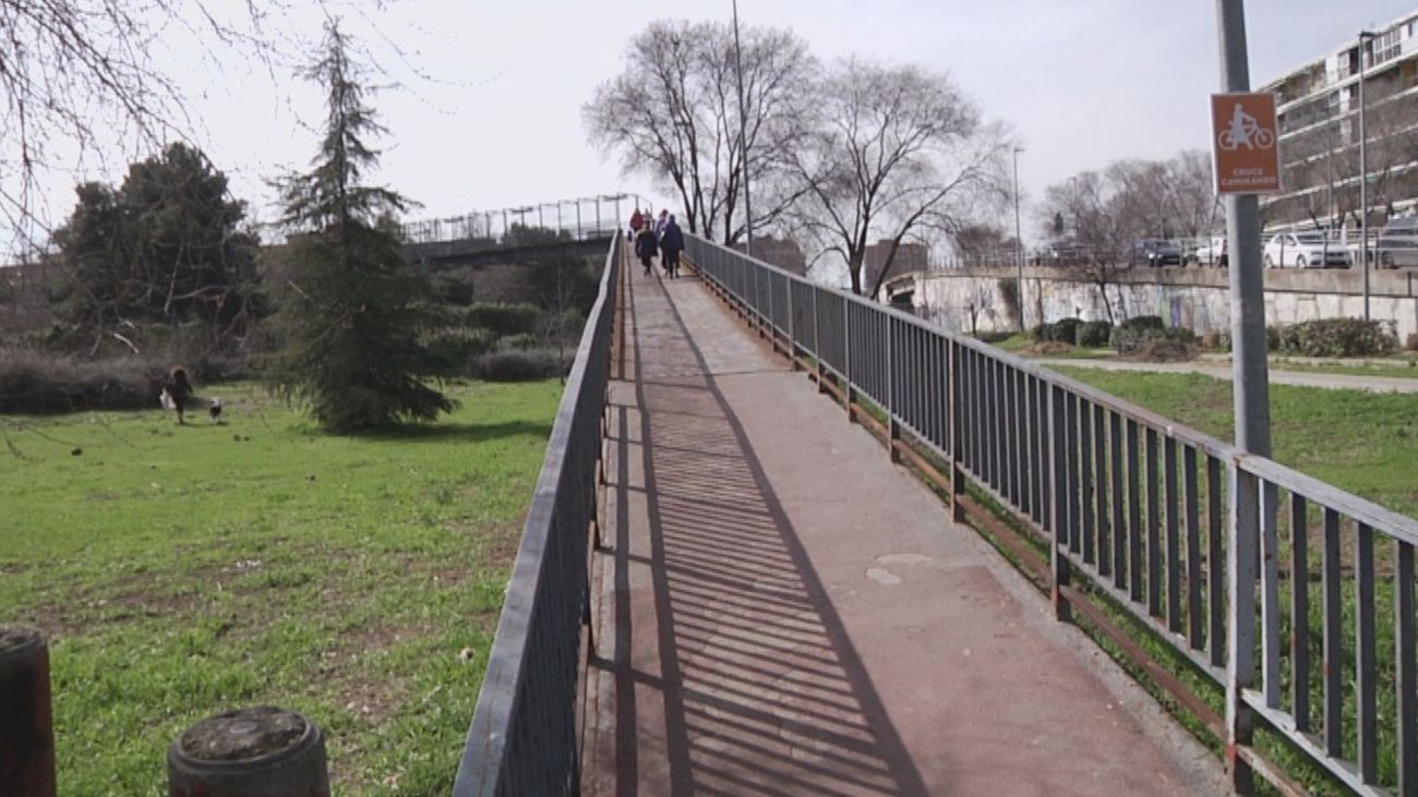 Los vecinos de Alcalá denuncian el mal estado de un puente en Los Nogales