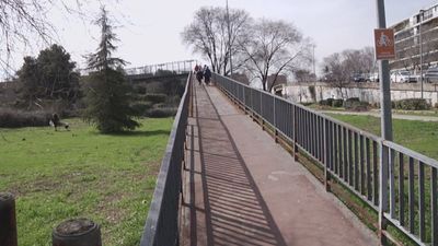 Los vecinos de Alcalá denuncian el mal estado de un puente en Los Nogales