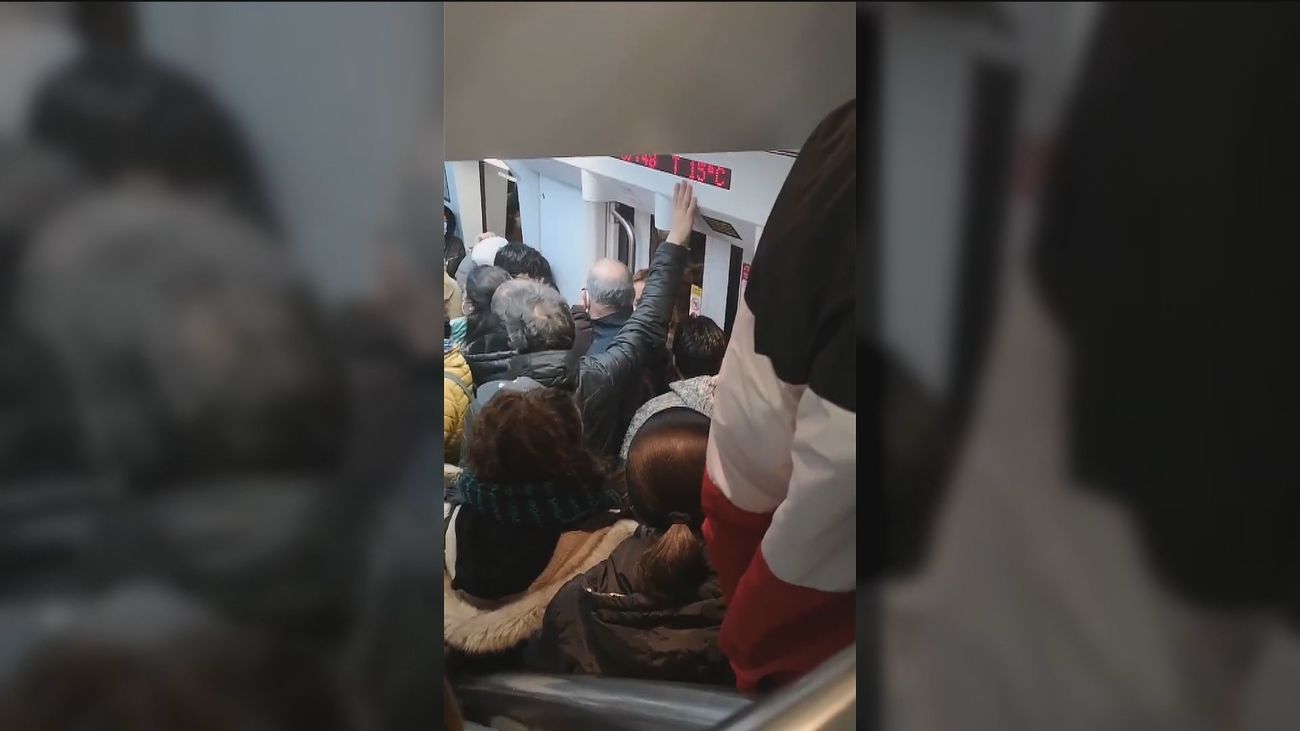 Aglomeraciones en un tren de la línea de Cercanías a Alcalá de Henares