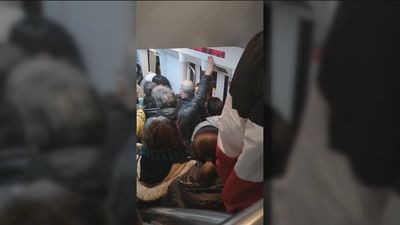 Aglomeraciones en un tren de la línea de Cercanías a Alcalá de Henares