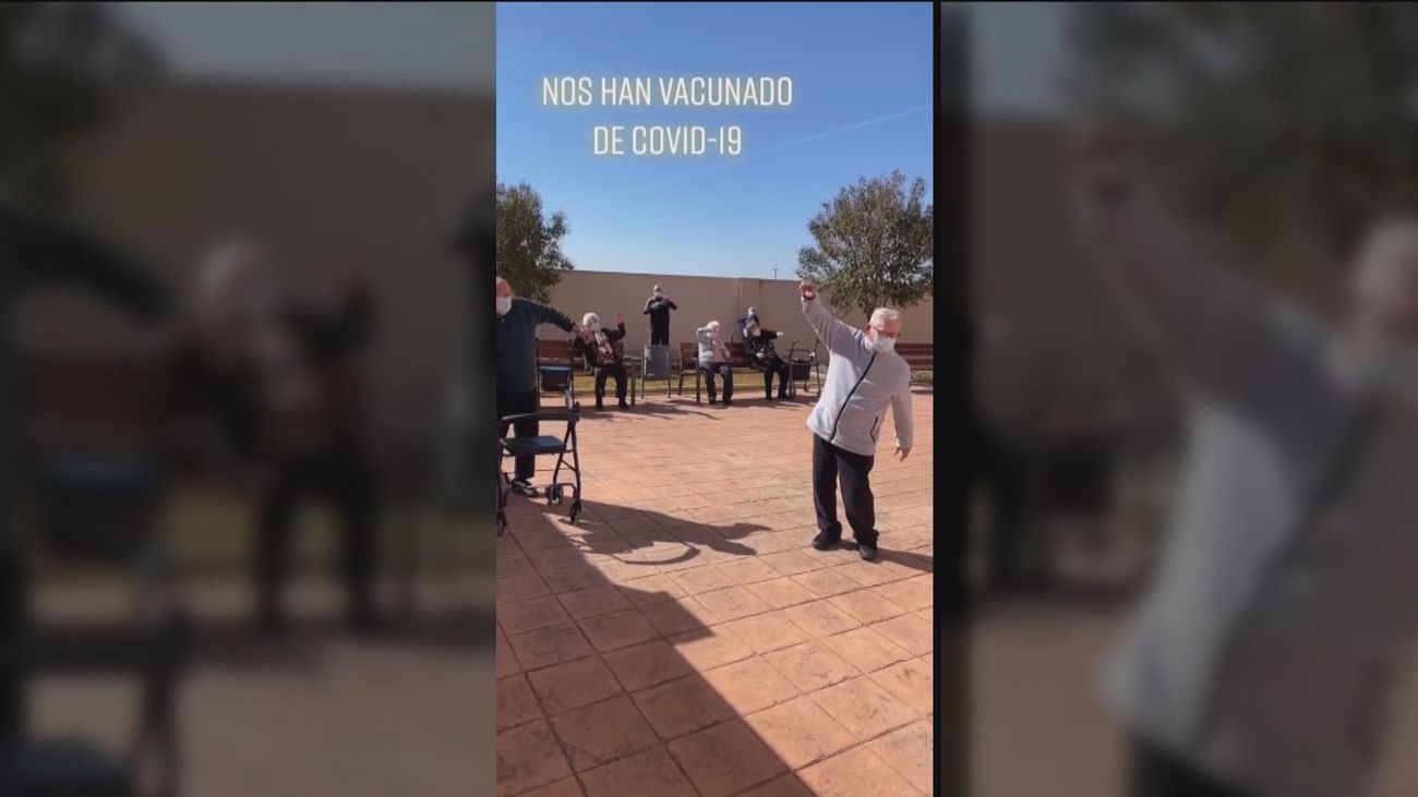 Bailando, así celebran estos mayores de una residencia que han sido vacunados