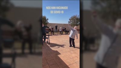 Bailando, así celebran estos mayores de una residencia que han sido vacunados