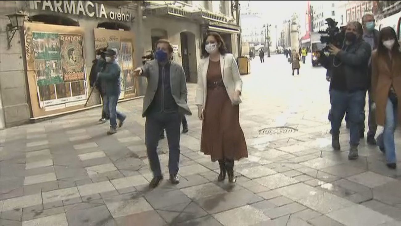 Ayuso y Almeida comprueban los destrozos de los violentos en Sol y muestran su apoyo a los comerciantes