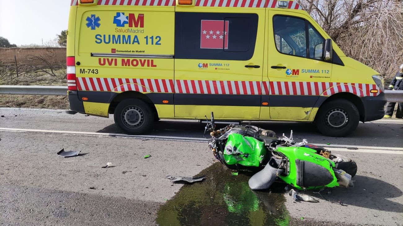 Motocicleta implicada en el accidente junto a la UVI del Summa112