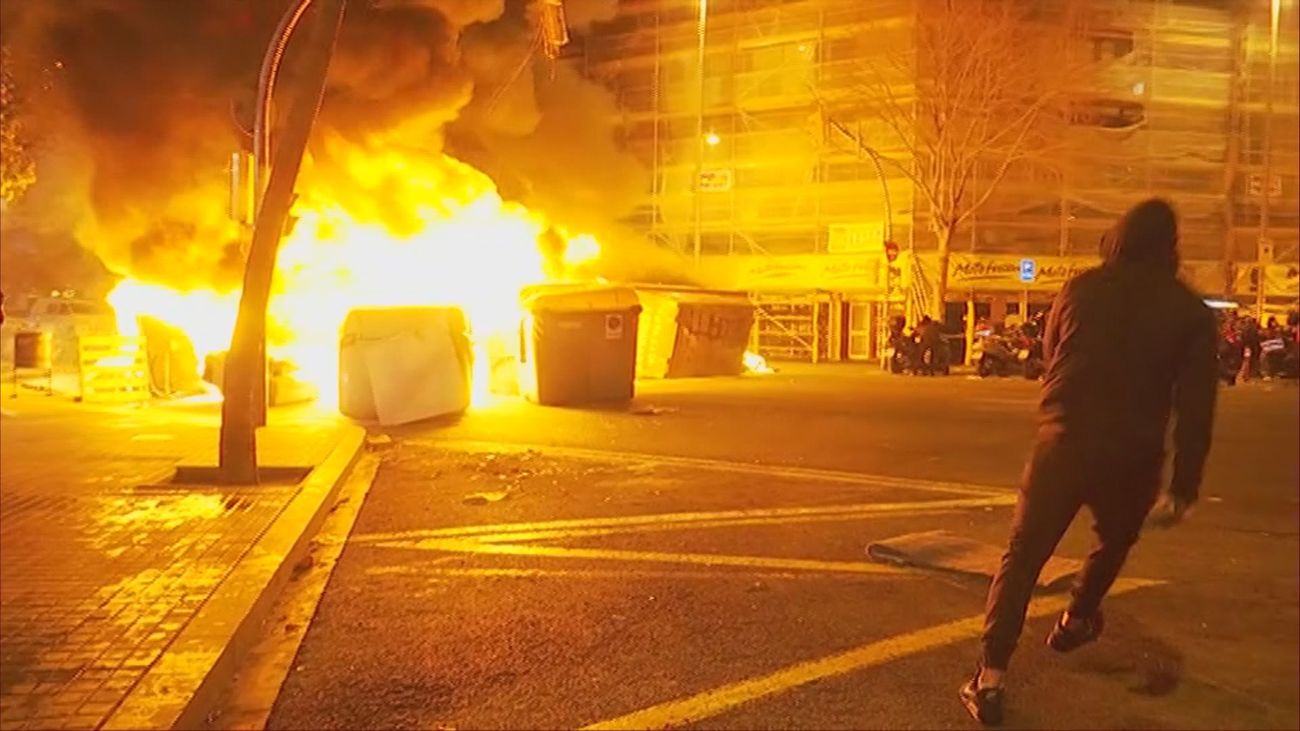 Nueva noche de disturbios en Barcelona y Valencia con barricadas y cargas policiales