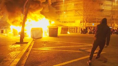 Nueva noche de disturbios en Barcelona y Valencia con barricadas y cargas policiales