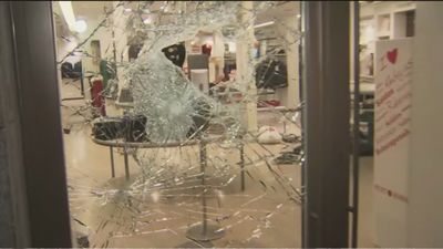 Vandalismo en las tiendas de Sol: "Eran muy jóvenes, con cuchillos enormes"