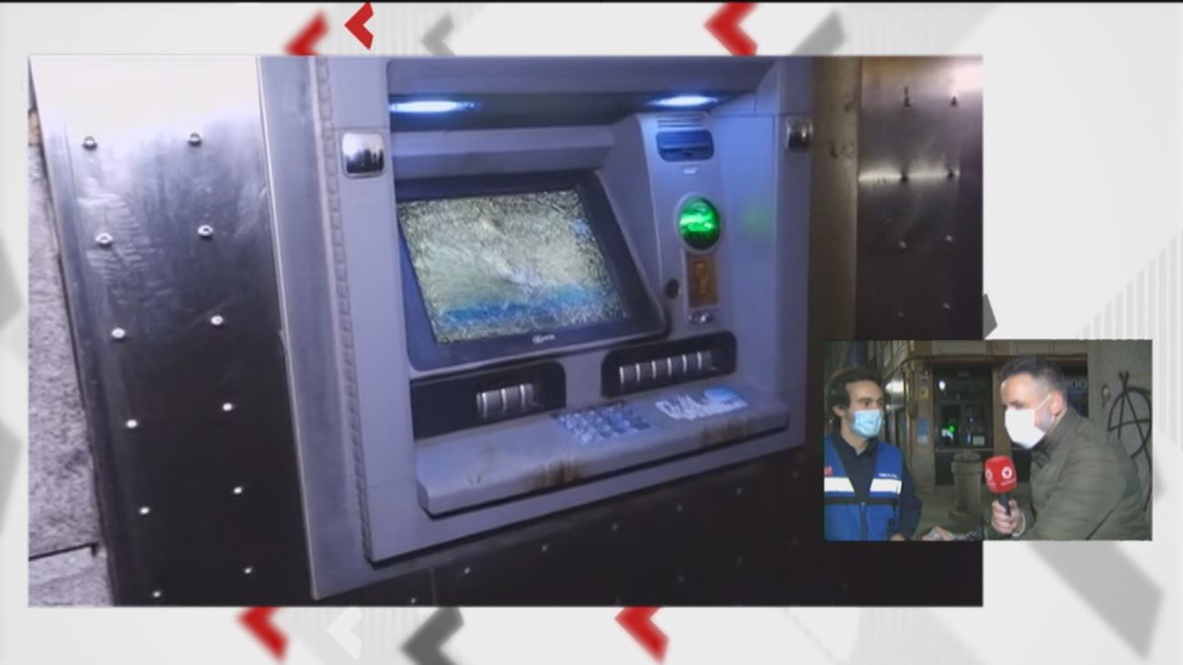 Incendios y escaparates reventados en comercios y sucursales bancarias en Arenal, Mayor y Correos