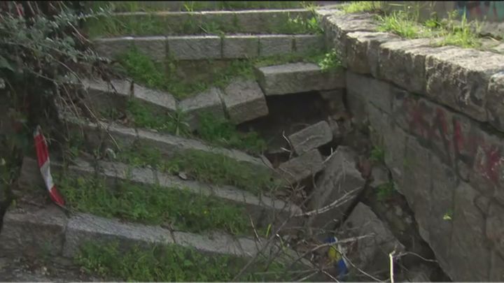 Vecinos de Entrevías denuncian el peligro de unas escaleras en ruina