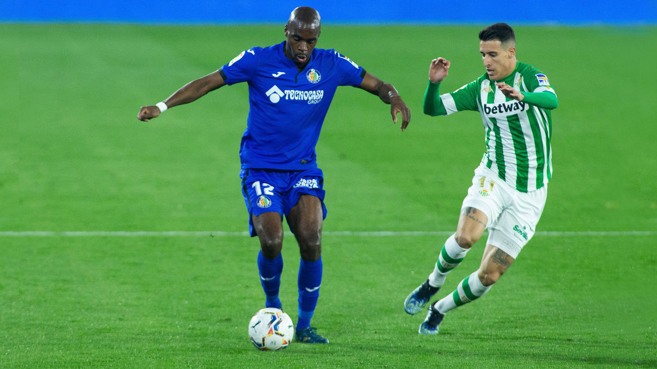 Allan Nyom Cristian Tello disputan un balón en el Betis Getafe de Laliga