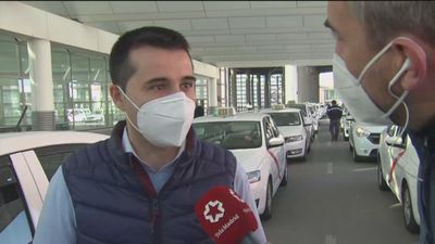 Buena acogida entre los taxistas de Madrid del nuevo código de vestir que les ‘uniforma’ de oscuro