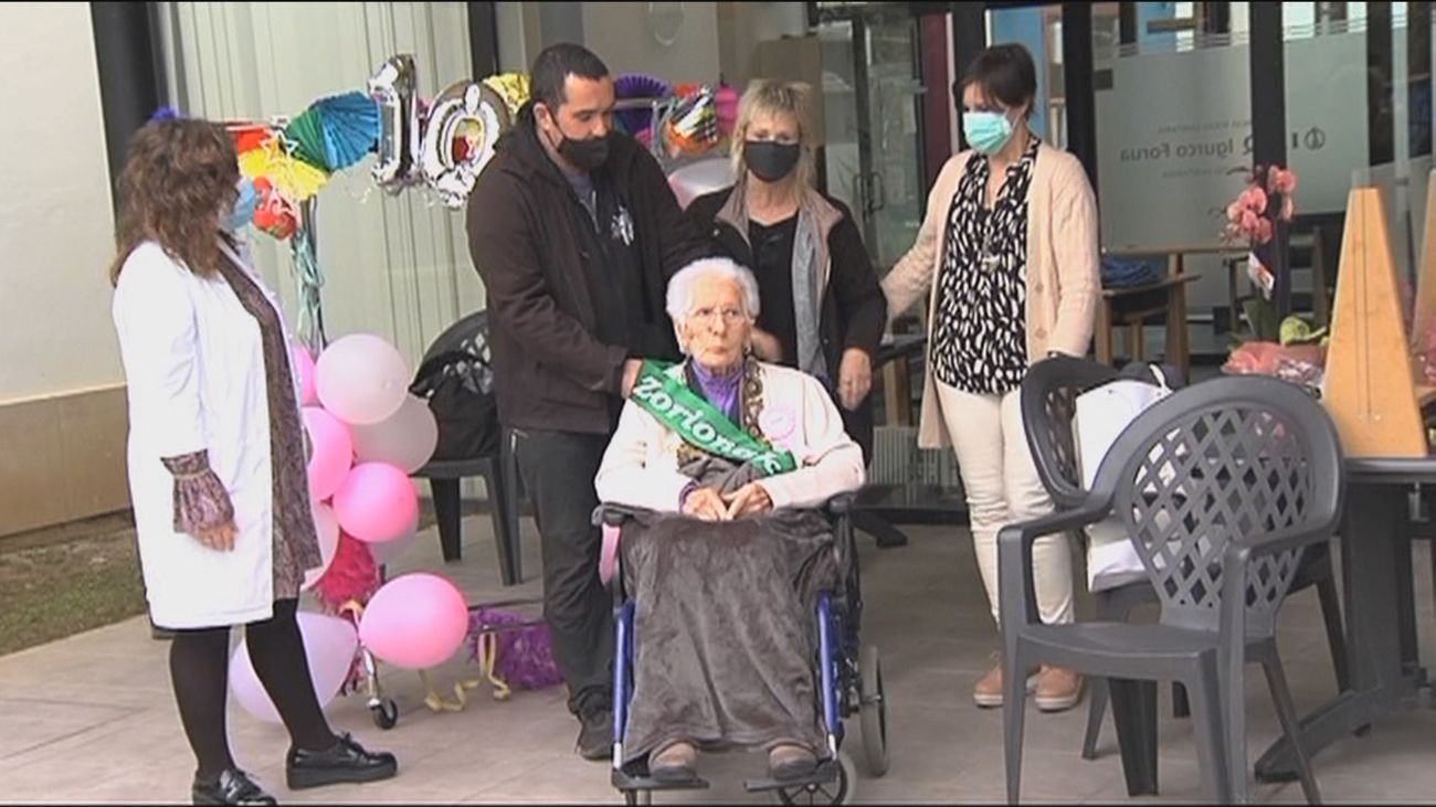 La abuela inmune de Ondarroa supera el Covid y celebra su 104 cumpleaños