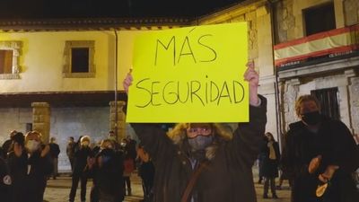 Vecinos y comerciantes de Guadarrama se concentran para denunciar una oleada de atracos