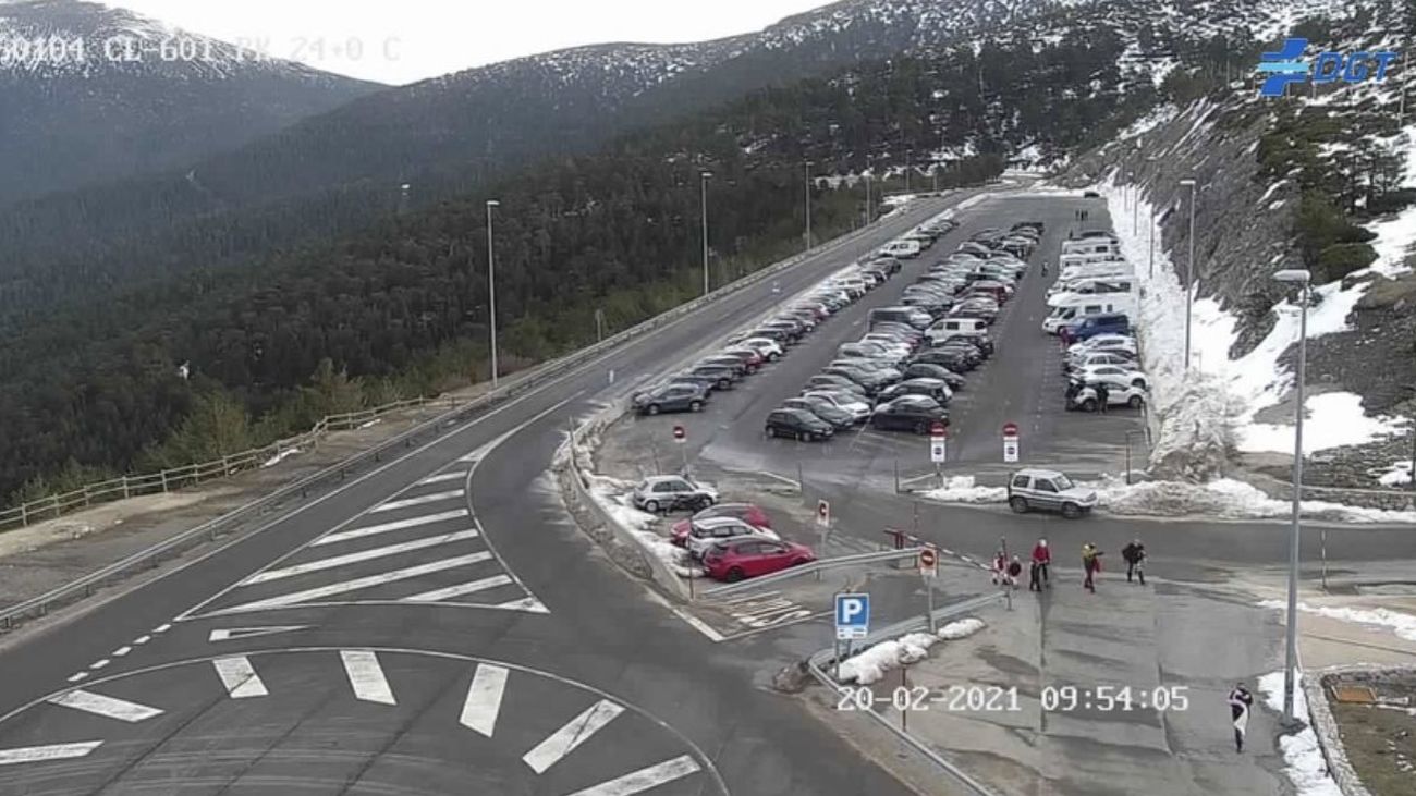 El 112 pide a los madrileños que eviten subir a la sierra tras colgar el cartel de completo el parking de La  Pedriza y Cotos