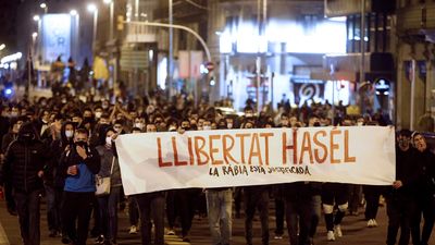 Más de 30  detenidos en la quinta jornada de disturbios en Cataluña durante las protestas a favor de  Hasel