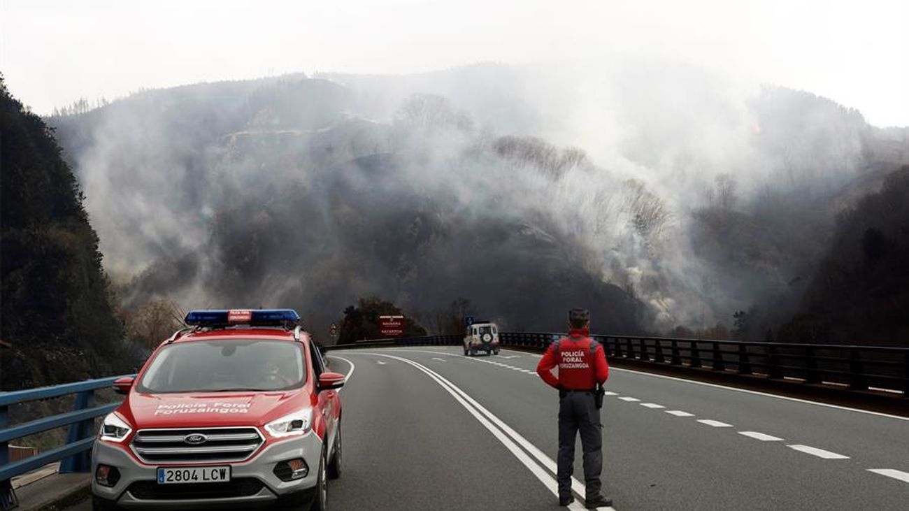 Se mantiene activo el  incendio de grandes dimensiones que afecta a Navarra, Guipúzcoa y Francia