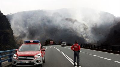 Se mantiene activo el  incendio de grandes dimensiones que afecta a Navarra, Guipúzcoa y Francia