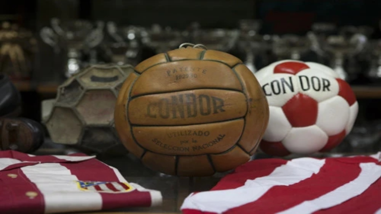 Nos adentramos en la tienda de deportes que inventó el balón de fútbol con válvula