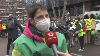 Una concentración de bicis en Castellana pide una Ley de Vivienda "digna" y luz para la Cañada