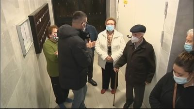 Los vecinos de un bloque en Puente de Vallecas llevan 2 años luchando para poner un ascensor