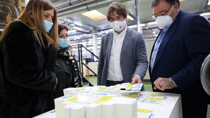 Visita del alcalde de Fuenlabrada a una fábrica de cajas para vacunas / EUROPA PRESS