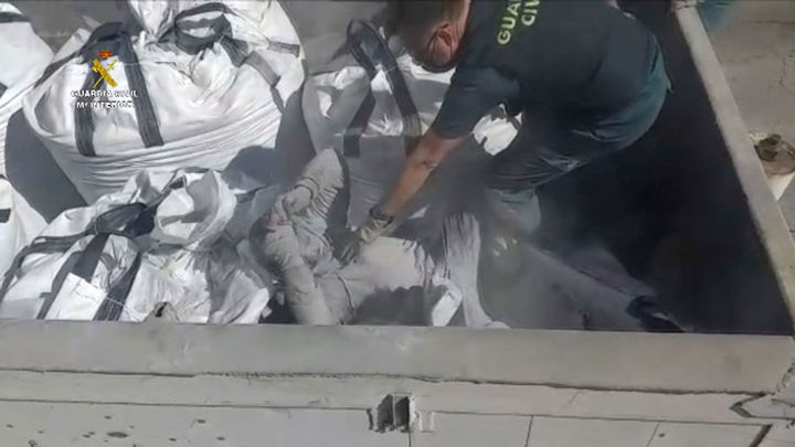 La Guardia Civil rescata a 41 personas en Melilla ocultas en bateas entre restos de vidrios y cenizas
