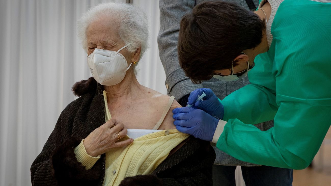 Vacunación y rastreadores, claves para controlar la pandemia