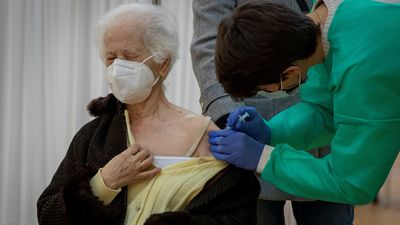 Vacunación y rastreadores, claves para controlar la pandemia