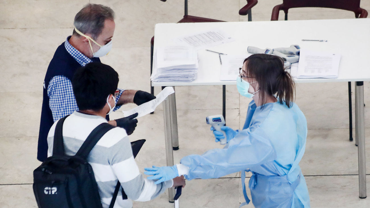 Un equipo de Sanidad Exterior realiza controles sanitarios a pasajeros en el Aeropuerto de Madrid-Barajas Adolfo Suárez