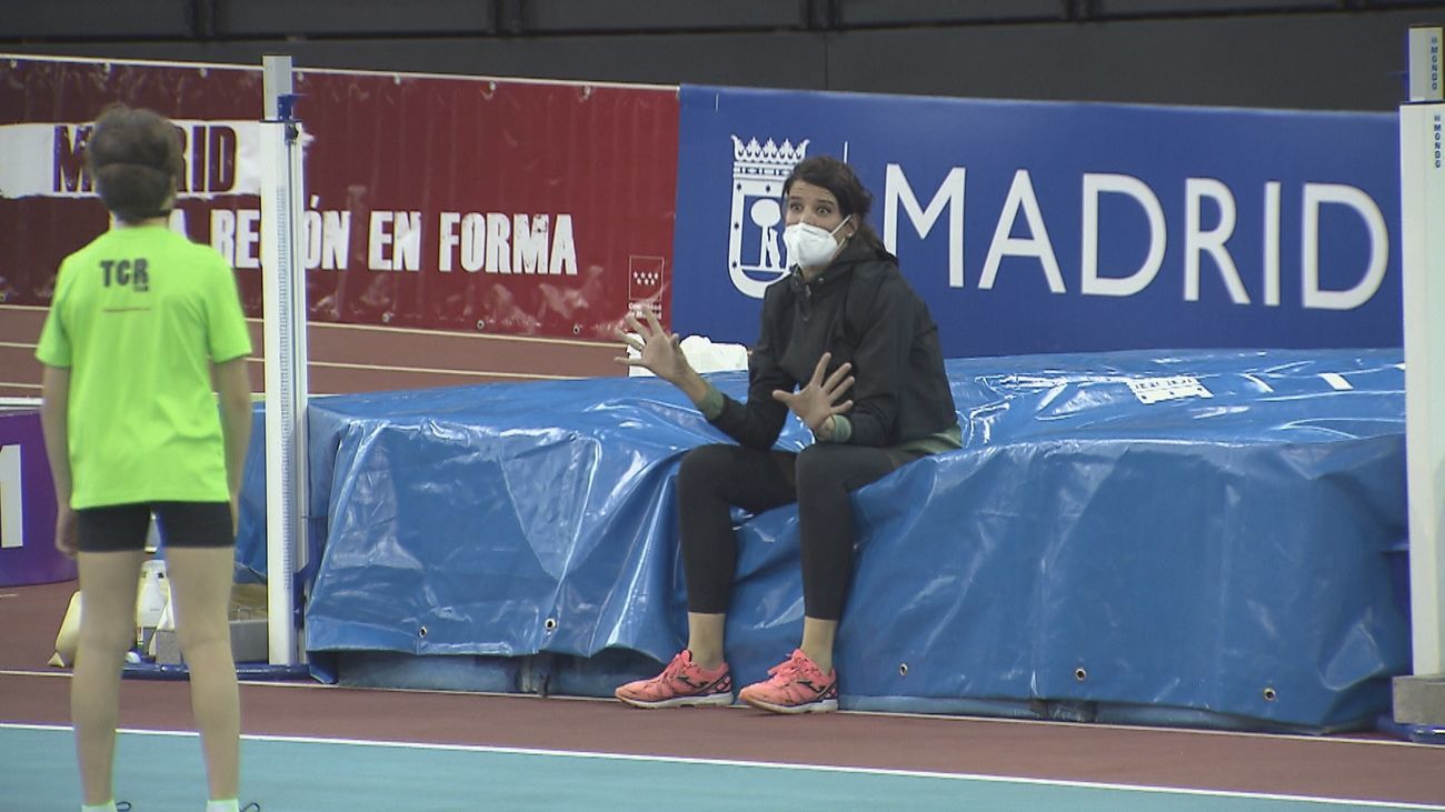 Clase magistral de Ruth Beitia, enseña a saltar a un grupo de niños