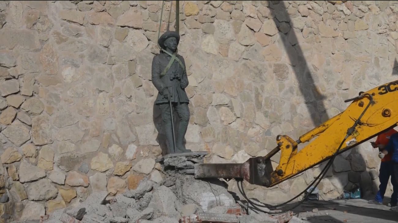 Melilla retira la última estatua de Franco que quedaba en España