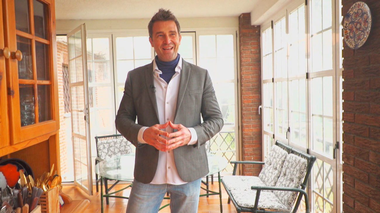 El actor Fernando Gil nos invita a una casa llena de recuerdos de una infancia feliz