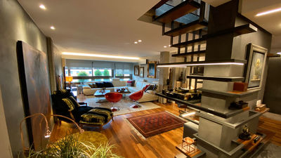 La casa de la escalera estructural que también es estantería