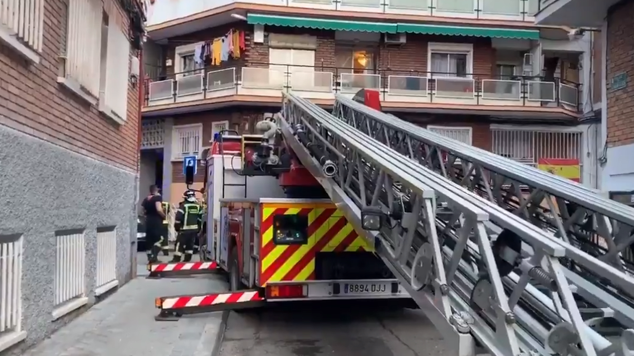 Rescatados dos trabajadores al incendiarse el trastero que reparaban en Carabanchel