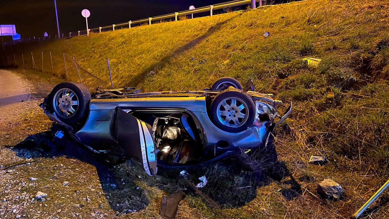 Muere un hombre de 57 años al atravesar su vehículo una rotonda y volcar en Soto del Real