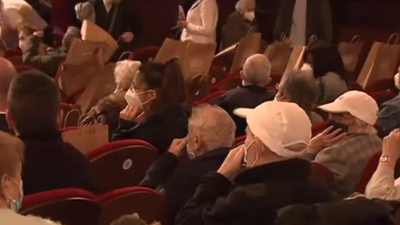 Mayores vacunados en Madrid acuden a una función de teatro en la Gran Vía