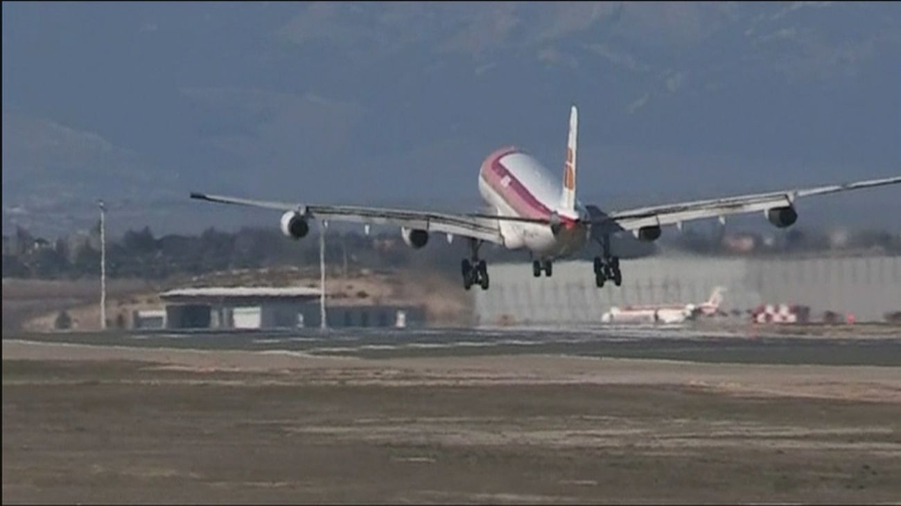 Vueling devuelve el dinero que obligó a pagar a un pasajero por un asiento extra para volar junto a su máquina de diálisis