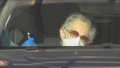 El País Vasco vacuna a sus centenarios en su domicilio o en centros donde no se tienen que bajar del coche