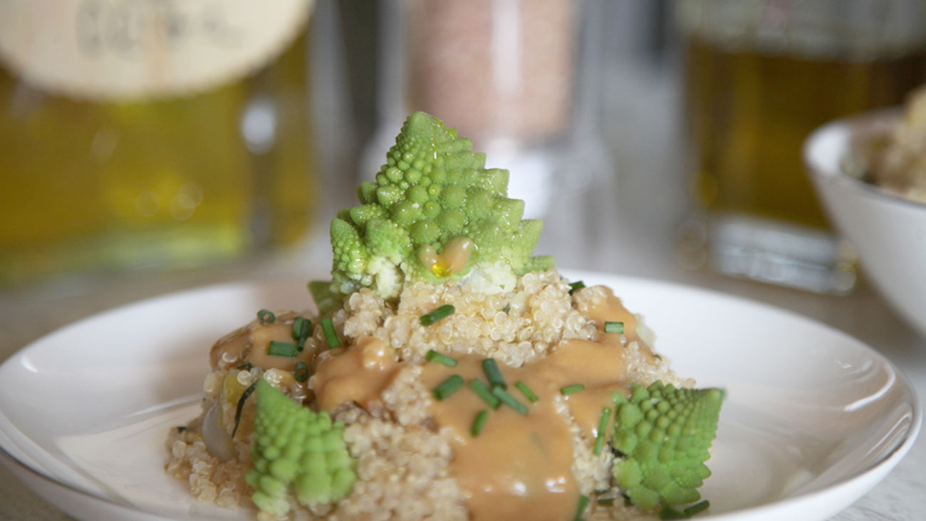 Así se prepara el Romanesco con crema portobello sobre quinoa