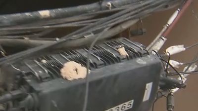 Un vecino de San Fernando tiene que entrar casi a gatas a su casa por los cables mal puestos de la fibra