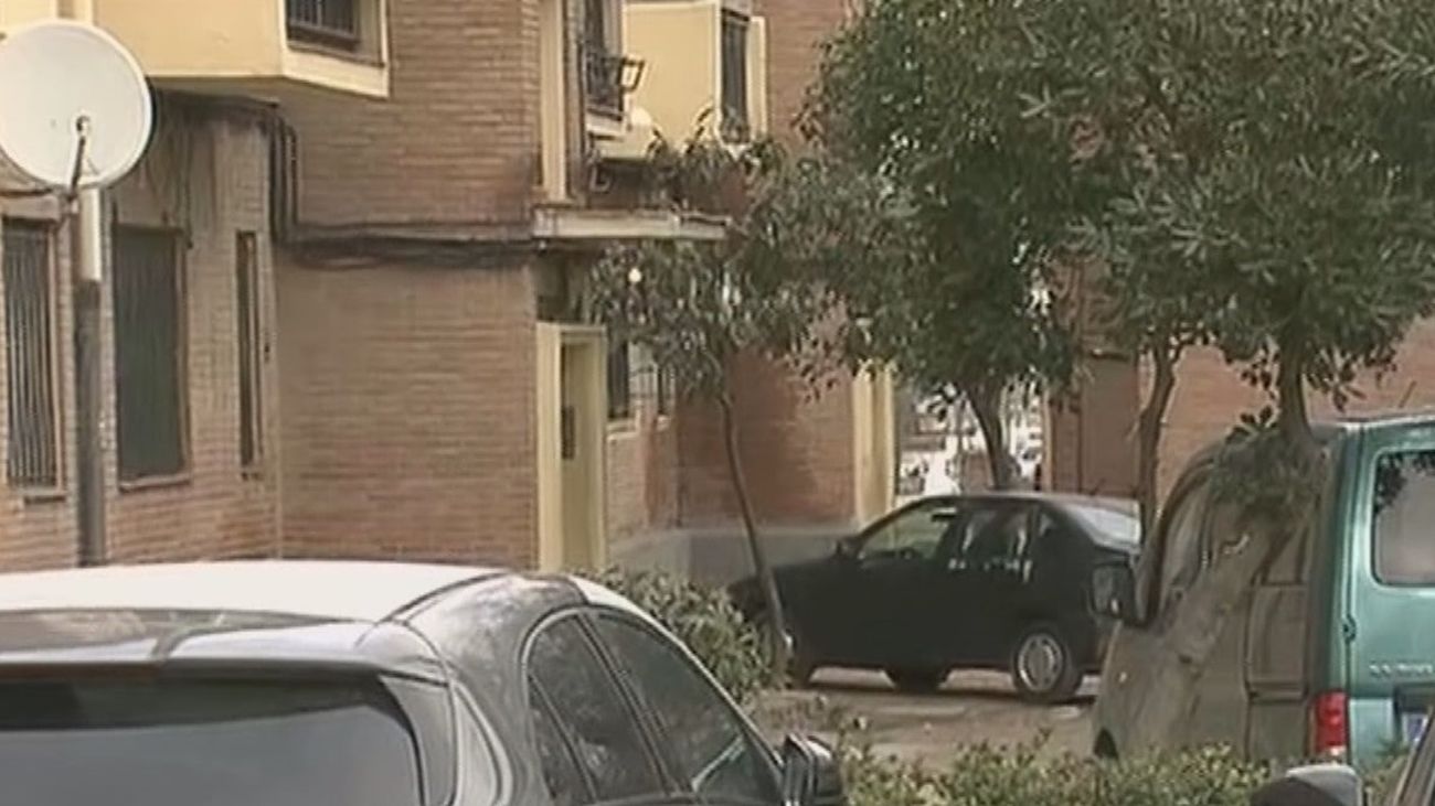 Los vecinos de la calle San Dalmacio, en Villaverde, impotentes ante la venta de droga