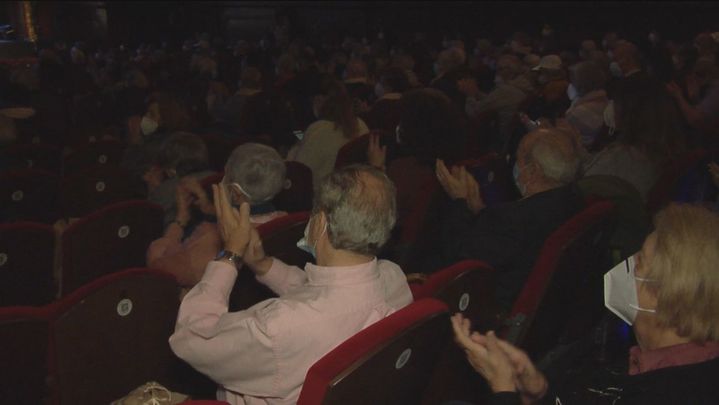 El Teatro EDP Gran Vía celebra una función especial para los primeros mayores que ya han sido vacunados. / Madrid Directo