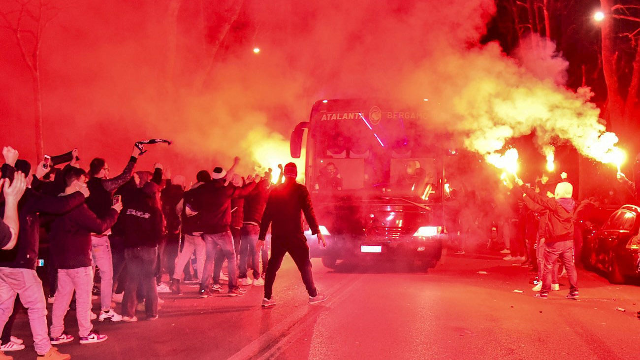 Cientos de aficionados con bengalas y sin medidas de seguridad recibieron al Atalanta