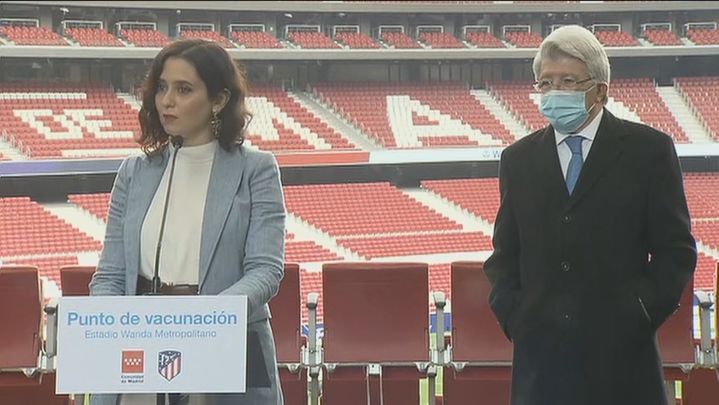 Isabel Díaz Ayuso junto con Enrique Cerezo en el Wanda Metropolitano / TELEMADRID