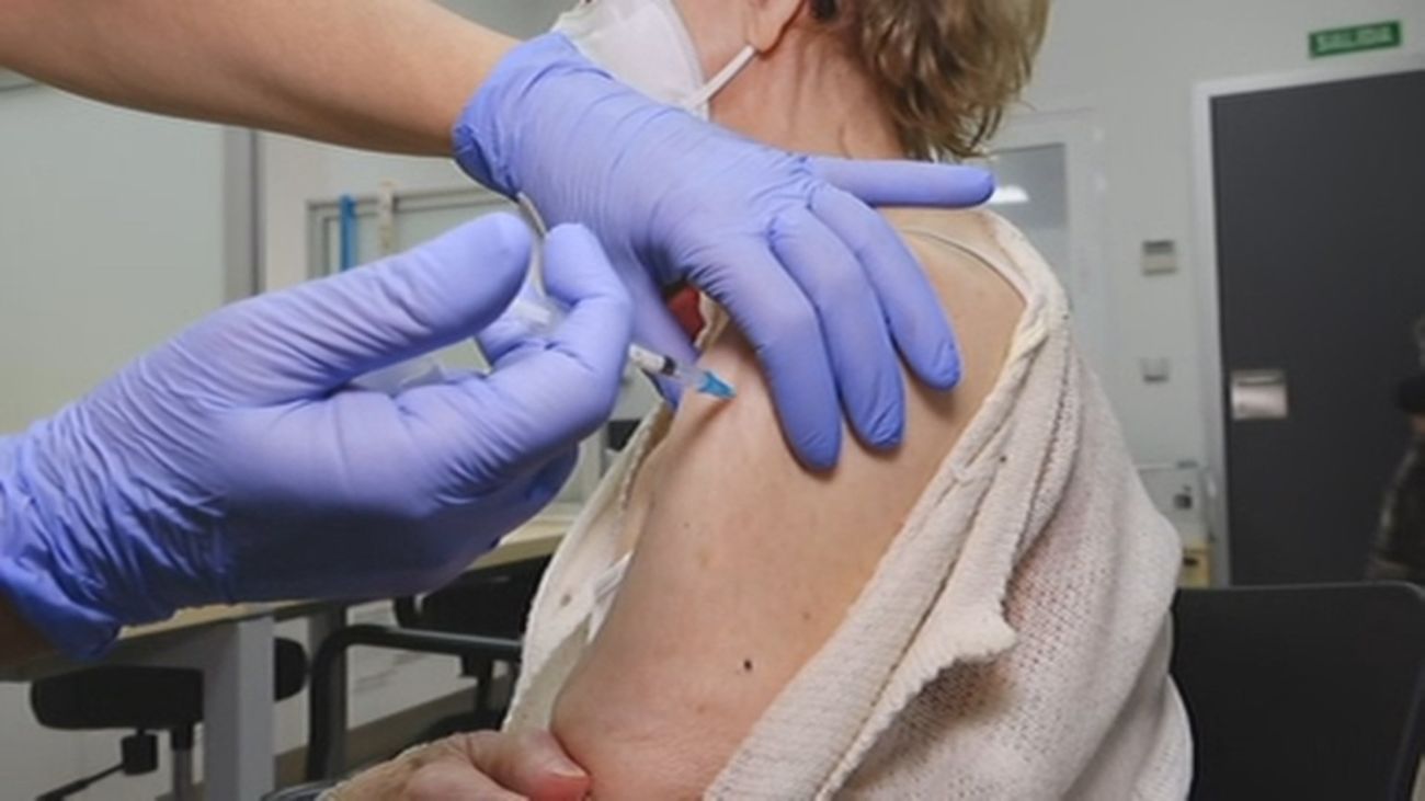 Los mayores de 80 años reciben la vacuna en sus centros de salud