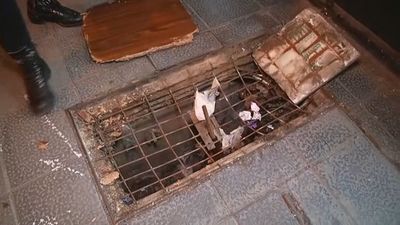 Vecinos de Puente de Vallecas piden que se arregle un agujero en mitad de una acera