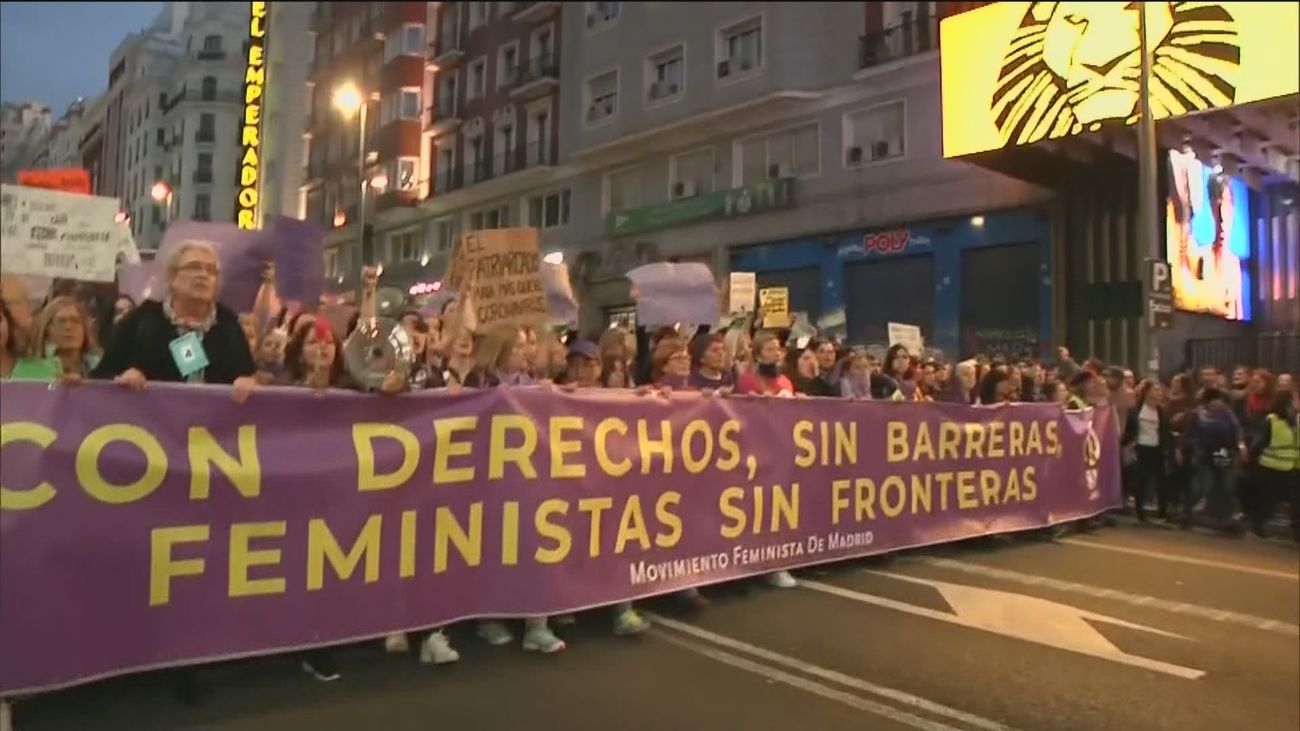 Manifestaciones virtuales, coches y balcones como alternativa a las grandes concentraciones